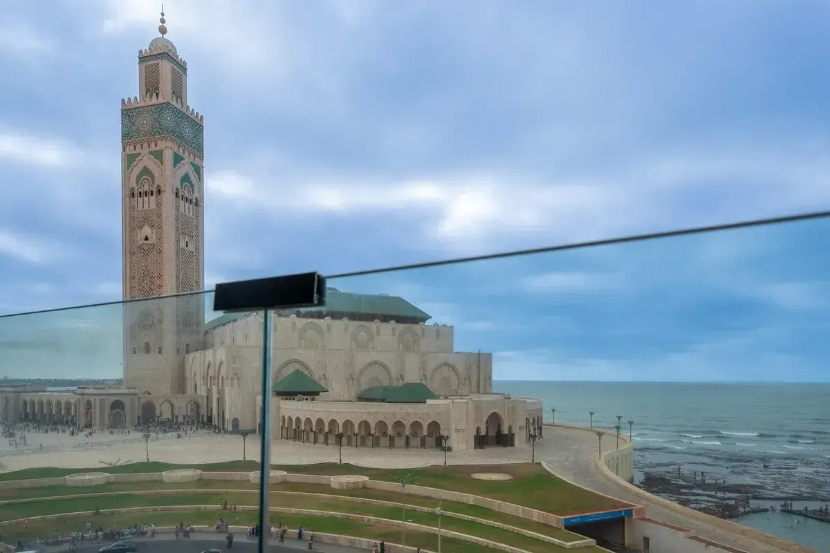 Vue sur l'océan et sur la mosquée Hassan II B27 4